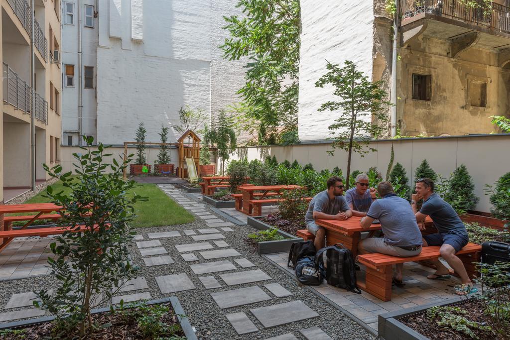 Corvin Plaza Apartments & Suites Budapest Exteriör bild
